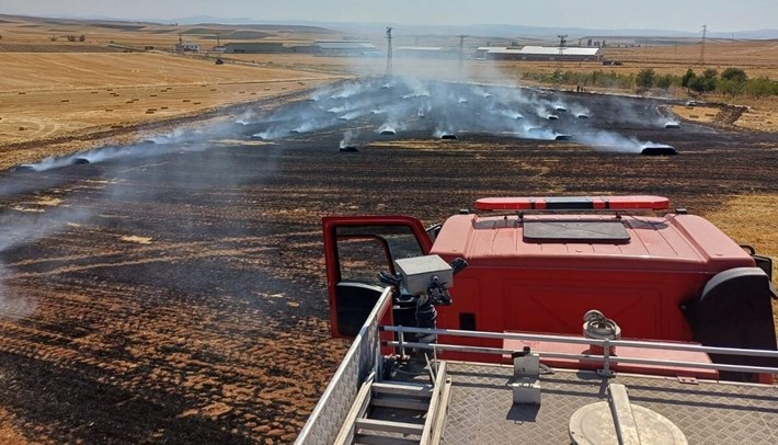 Alaca ilçesinde, tarlada çıkan yangın neticesinde 150 balya ile 20 dönüm tarlada hasar meydana geldi (1)
