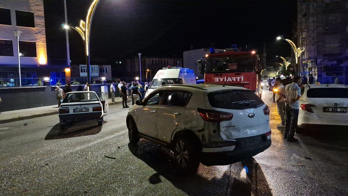 Alaca ilçesinde yaya geçidinde duran araca arkadan çarpan otomobildeki 2 kişi yaralandı (1)