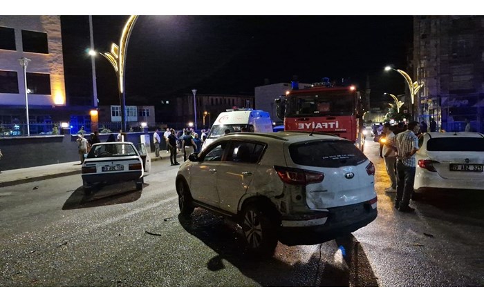 Alaca ilçesinde yaya geçidinde duran araca arkadan çarpan otomobildeki 2 kişi yaralandı (1)