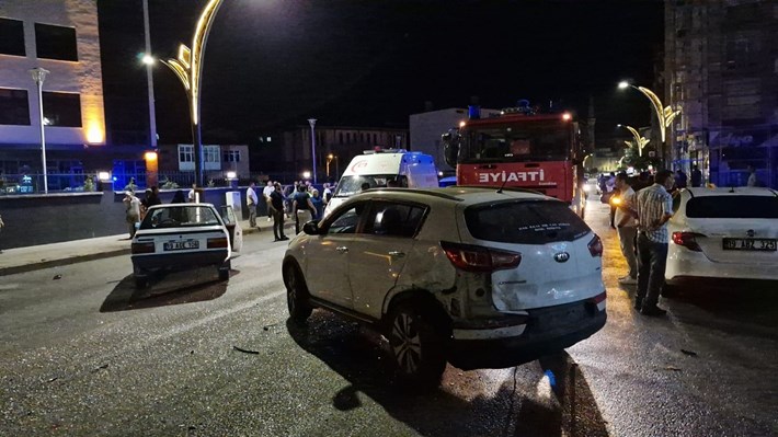 Alaca ilçesinde yaya geçidinde duran araca arkadan çarpan otomobildeki 2 kişi yaralandı (1)