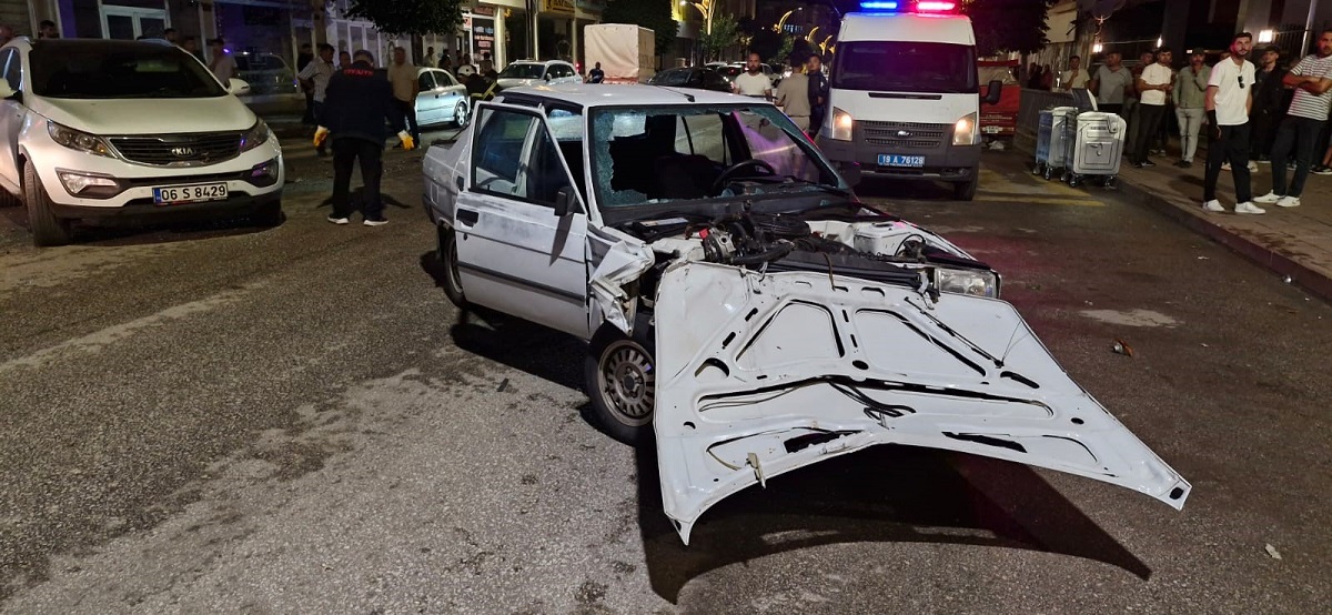 Alaca ilçesinde yaya geçidinde duran araca arkadan çarpan otomobildeki 2 kişi yaralandı (2)