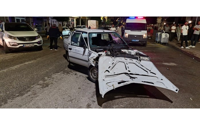 Alaca ilçesinde yaya geçidinde duran araca arkadan çarpan otomobildeki 2 kişi yaralandı (2)