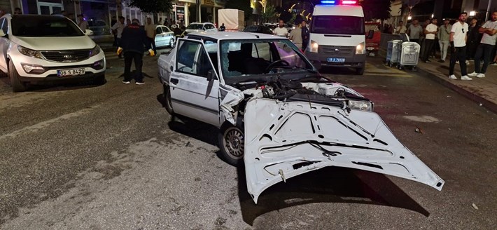 Alaca ilçesinde yaya geçidinde duran araca arkadan çarpan otomobildeki 2 kişi yaralandı (2)