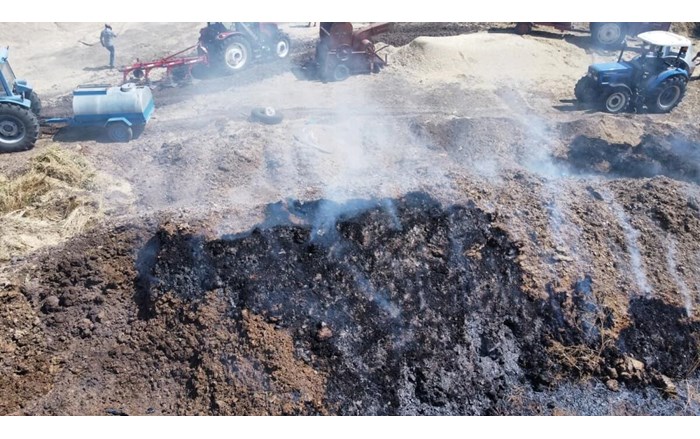 Alaca ilçesine bağlı Küre köyünde çıkan anız yangını, yerleşim yerlerine ve saman deposuna ulaşmadan kontrol altına alındı (1)