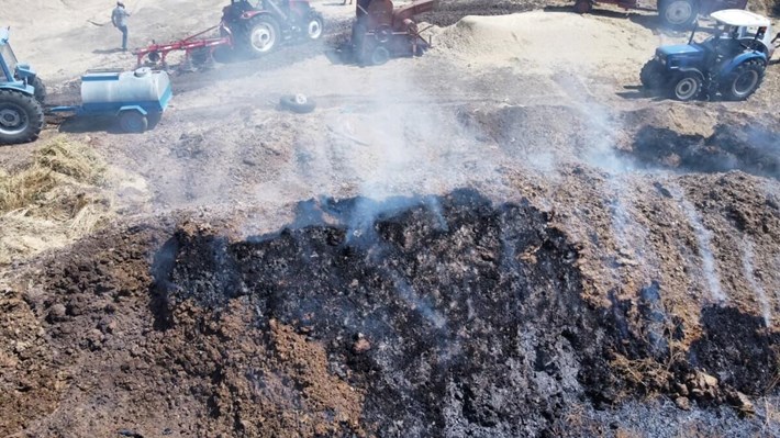 Alaca ilçesine bağlı Küre köyünde çıkan anız yangını, yerleşim yerlerine ve saman deposuna ulaşmadan kontrol altına alındı (1)