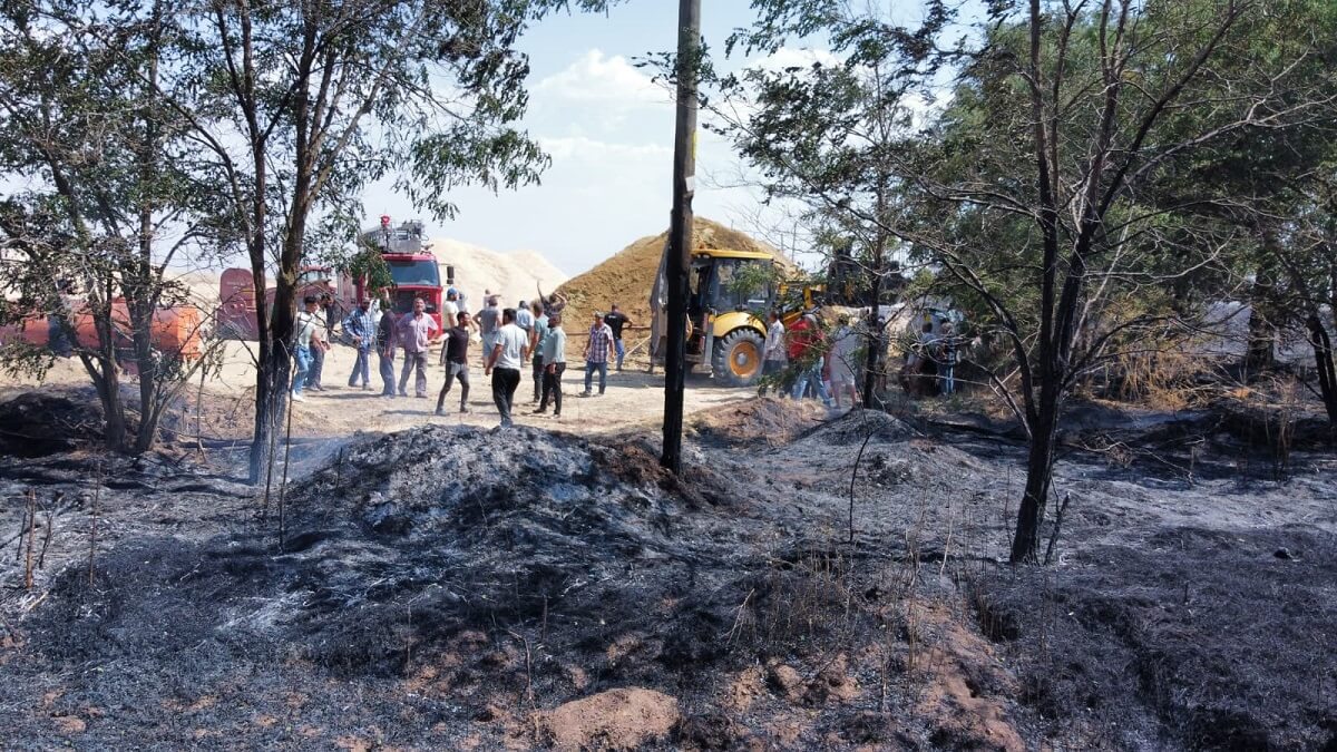 Alaca ilçesine bağlı Küre köyünde çıkan anız yangını, yerleşim yerlerine ve saman deposuna ulaşmadan kontrol altına alındı (2)