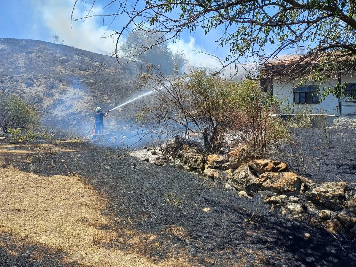 Alaca ilçesine otluk alanda çıkan yangın, itfaiye ekiplerinin müdahalesiyle evlere sıçramadan söndürüldü (1)