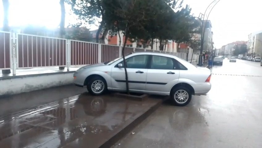 Alaca'da 2 otomobil çarpıştı, 14 yaşındaki ehliyetsiz sürücü yaralandı (1)