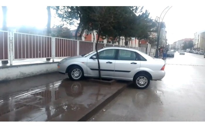 Alaca'da 2 otomobil çarpıştı, 14 yaşındaki ehliyetsiz sürücü yaralandı (1)