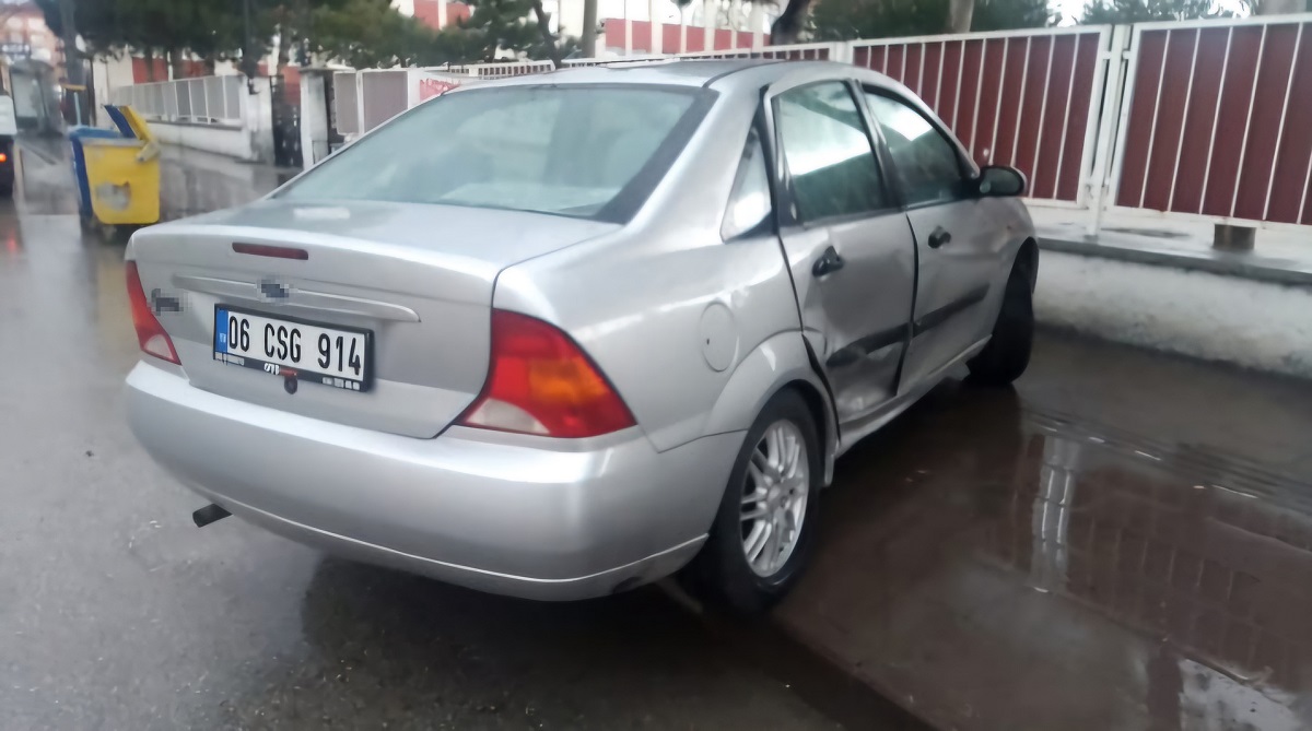 Alaca'da 2 otomobil çarpıştı, 14 yaşındaki ehliyetsiz sürücü yaralandı (2)