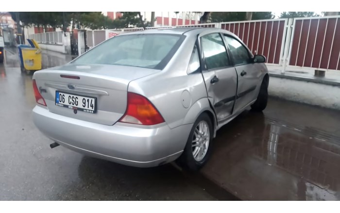 Alaca'da 2 otomobil çarpıştı, 14 yaşındaki ehliyetsiz sürücü yaralandı (2)