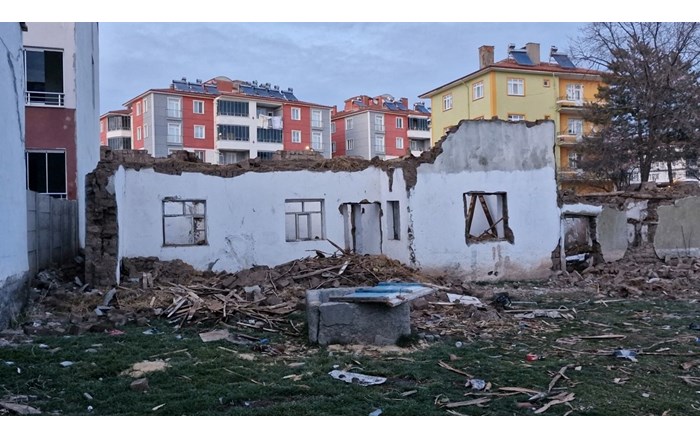 Alaca'da binanın çatısı çöktü, 1 kişi yaralandı (2)