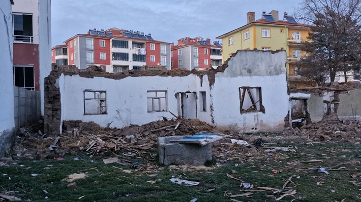 Alaca'da binanın çatısı çöktü, 1 kişi yaralandı (2)