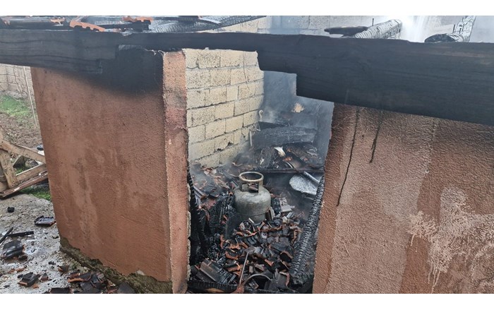 Alaca'da bir evin kömürlüğünde çıkan yangın, binalara sıçramadan söndürüldü (3)