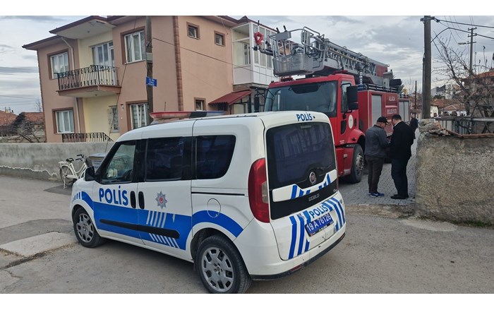 Alaca'da bir evin kömürlüğünde çıkan yangın, binalara sıçramadan söndürüldü (4)