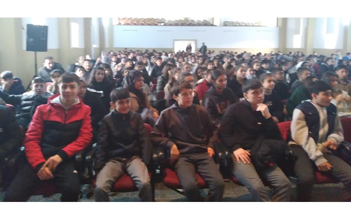 Alaca'da çocuk oyunu ilgiyze izlendi