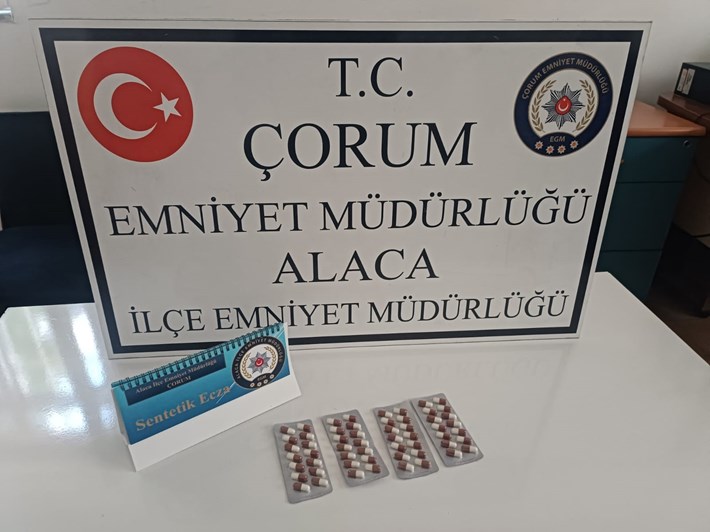 Alaca'da Emniyet ve Jandarma ekiplerinin yaptığı kontroller sırasında yasaklı madde ele geçirildi (2)