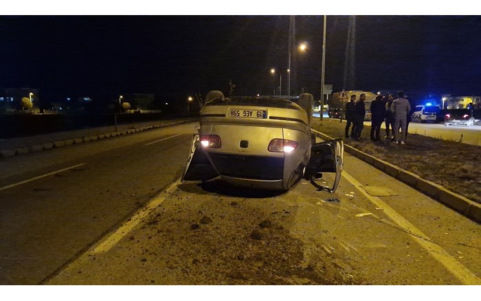 Alaca'da orta refüje çıkan otomobil ters döndü (1)