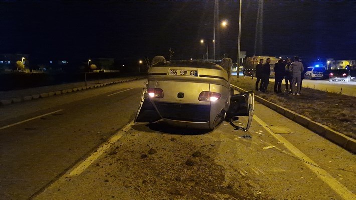 Alaca'da orta refüje çıkan otomobil ters döndü (1)