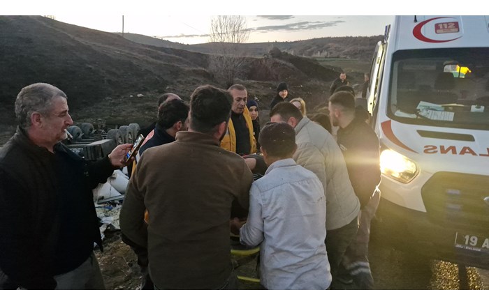 Alaca'da pirinç yüklü tır devrildi (2)