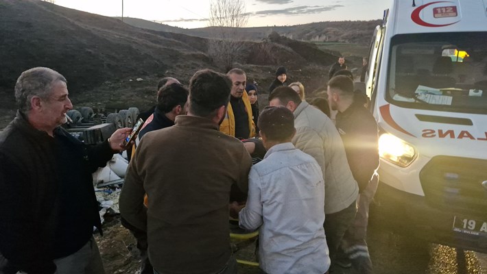 Alaca'da pirinç yüklü tır devrildi (2)