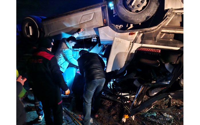 Alaca'da pirinç yüklü tır devrildi (4)