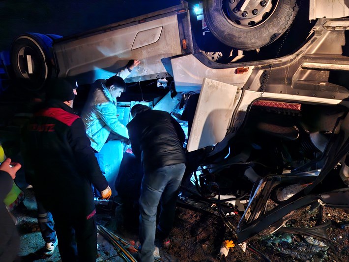 Alaca'da pirinç yüklü tır devrildi (4)