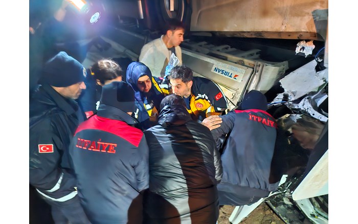 Alaca'da pirinç yüklü tır devrildi (5)