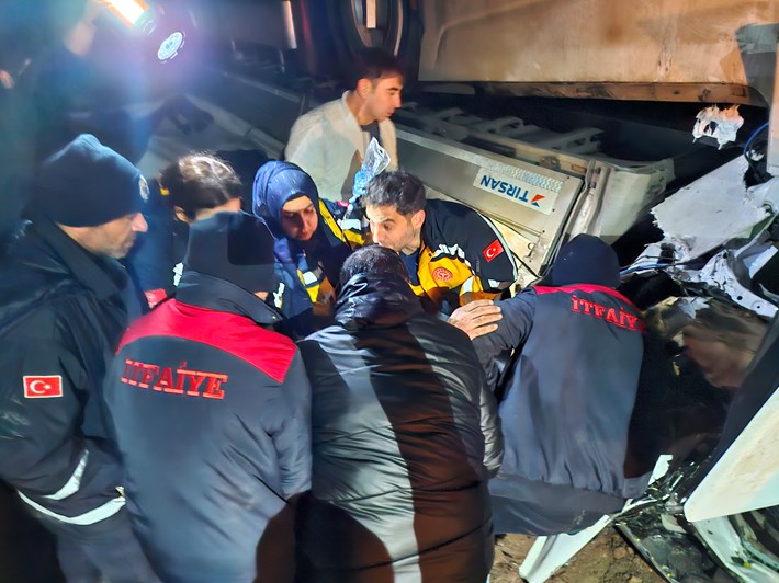 Alaca'da pirinç yüklü tır devrildi (5)