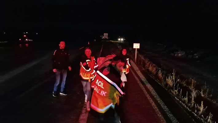 Alaca'da pirinç yüklü tır devrildi (6)