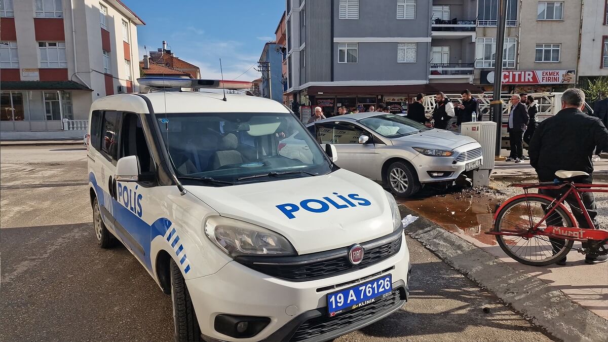 Alaca’da kontrolden çıkan otomobil, elektrik panosuna çarptı (2)