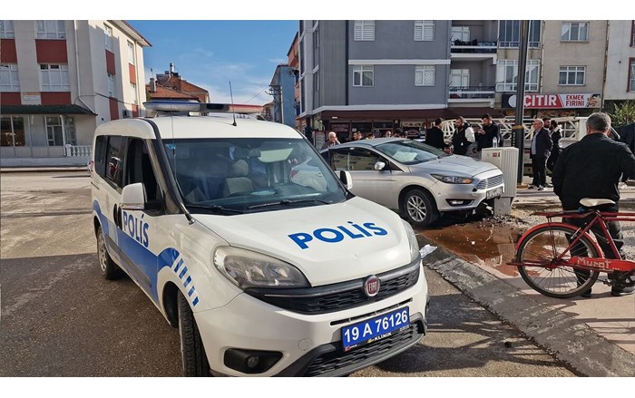 Alaca’da kontrolden çıkan otomobil, elektrik panosuna çarptı (2)