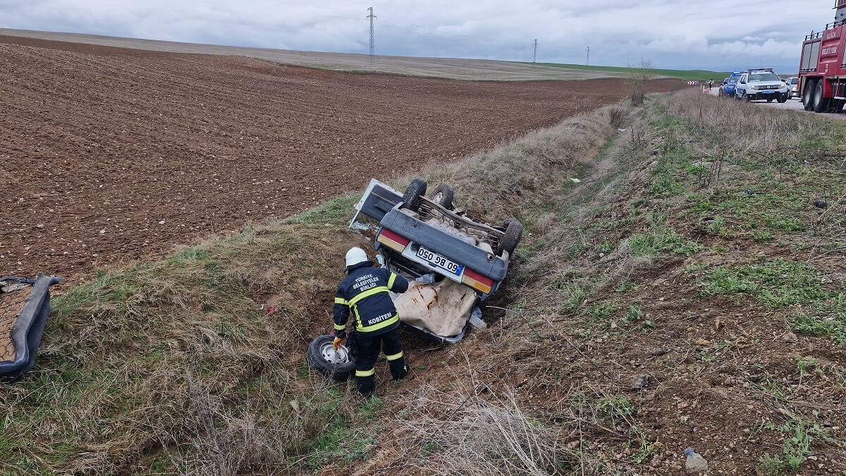 Alaca’da otomobil takla attı, kazada 2 kişi yaralandı (1)