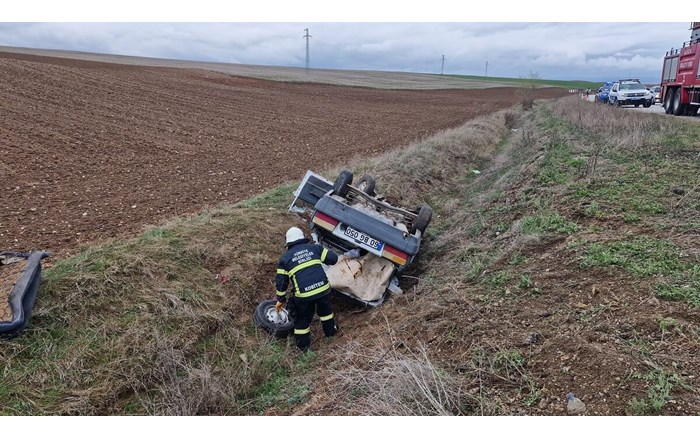 Alaca’da otomobil takla attı, kazada 2 kişi yaralandı (1)