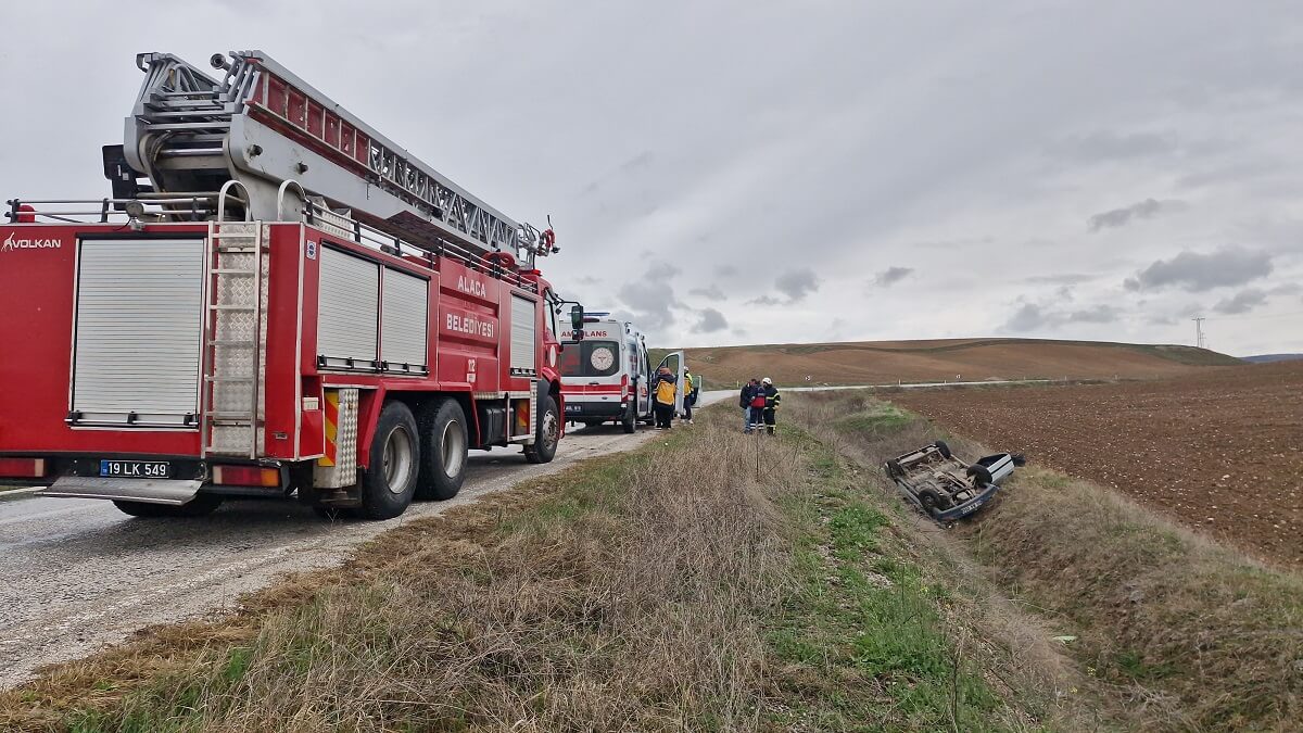 Alaca’da otomobil takla attı, kazada 2 kişi yaralandı (2)