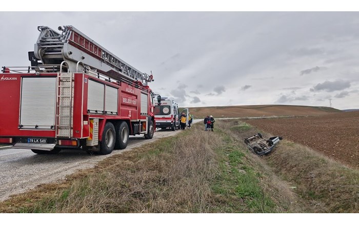 Alaca’da otomobil takla attı, kazada 2 kişi yaralandı (2)