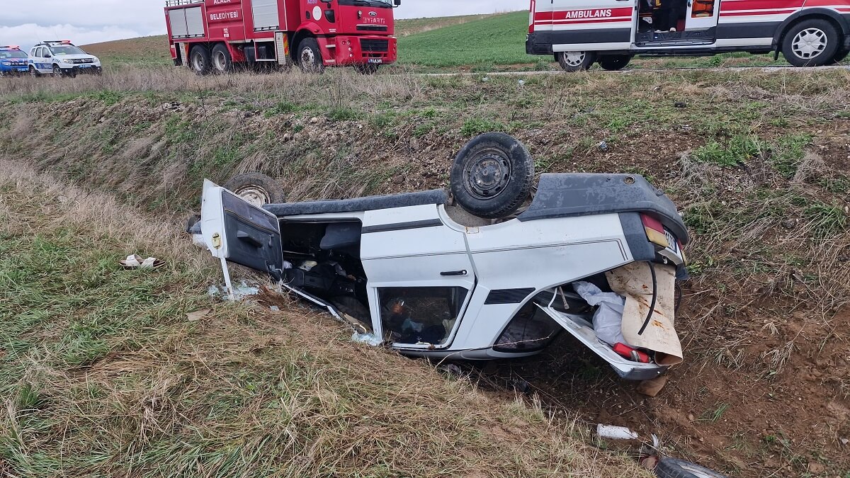 Alaca’da otomobil takla attı, kazada 2 kişi yaralandı (3)