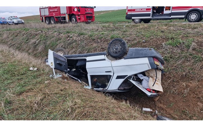 Alaca’da otomobil takla attı, kazada 2 kişi yaralandı (3)