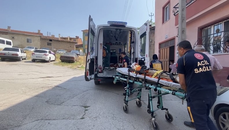 Apartmanın merdivenlerinden düşen 7 yaşındaki yabancı uyruklu çocuk yaralandı (1)