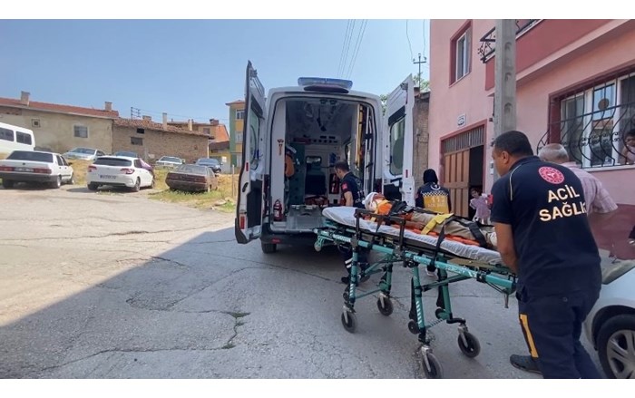 Apartmanın merdivenlerinden düşen 7 yaşındaki yabancı uyruklu çocuk yaralandı (1)