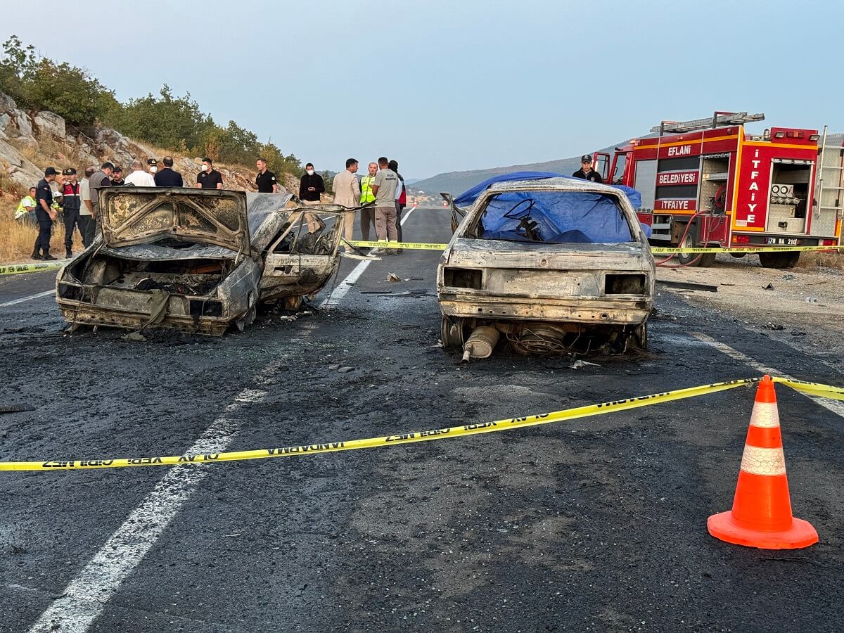 Araç içerisinde sıkışan 3 kişi yanarak feci şekilde can verirken, 5 kişi de yaralandı. (2)