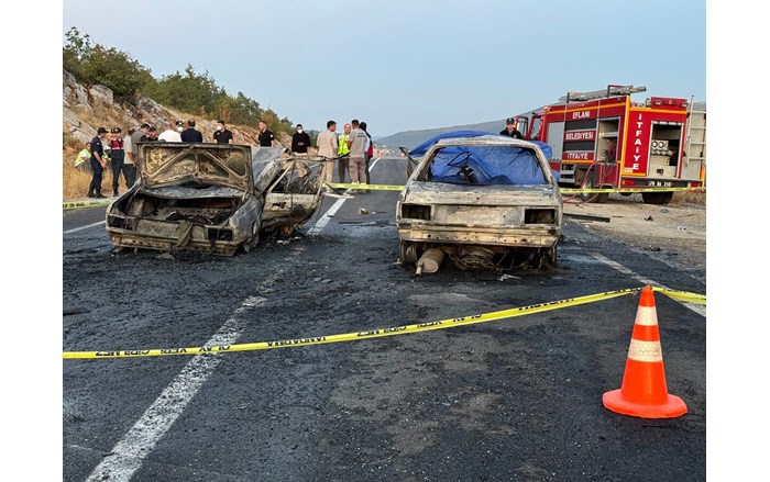 Araç içerisinde sıkışan 3 kişi yanarak feci şekilde can verirken, 5 kişi de yaralandı. (2)