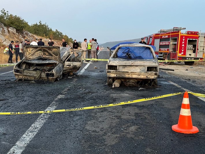 Araç içerisinde sıkışan 3 kişi yanarak feci şekilde can verirken, 5 kişi de yaralandı. (2)