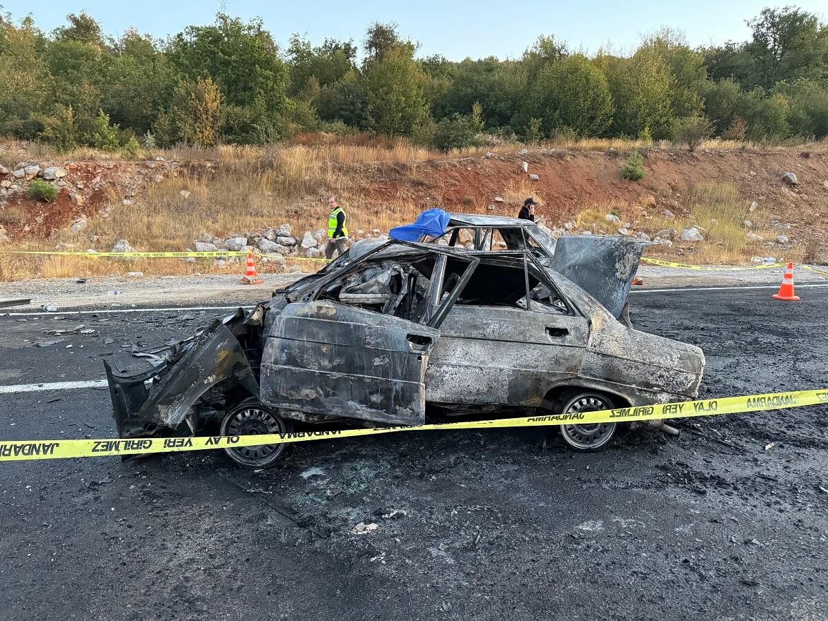 Araç içerisinde sıkışan 3 kişi yanarak feci şekilde can verirken, 5 kişi de yaralandı. (3)