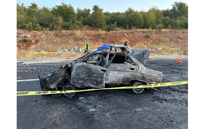 Araç içerisinde sıkışan 3 kişi yanarak feci şekilde can verirken, 5 kişi de yaralandı. (3)