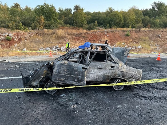 Araç içerisinde sıkışan 3 kişi yanarak feci şekilde can verirken, 5 kişi de yaralandı. (3)