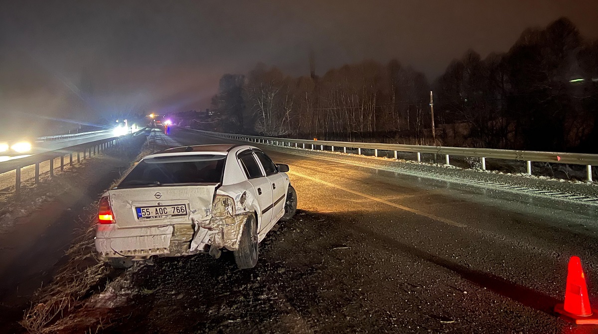 Araç, kontrolden çıkarak bariyerlere çarptı