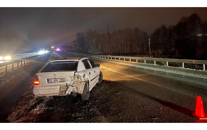 Araç, kontrolden çıkarak bariyerlere çarptı