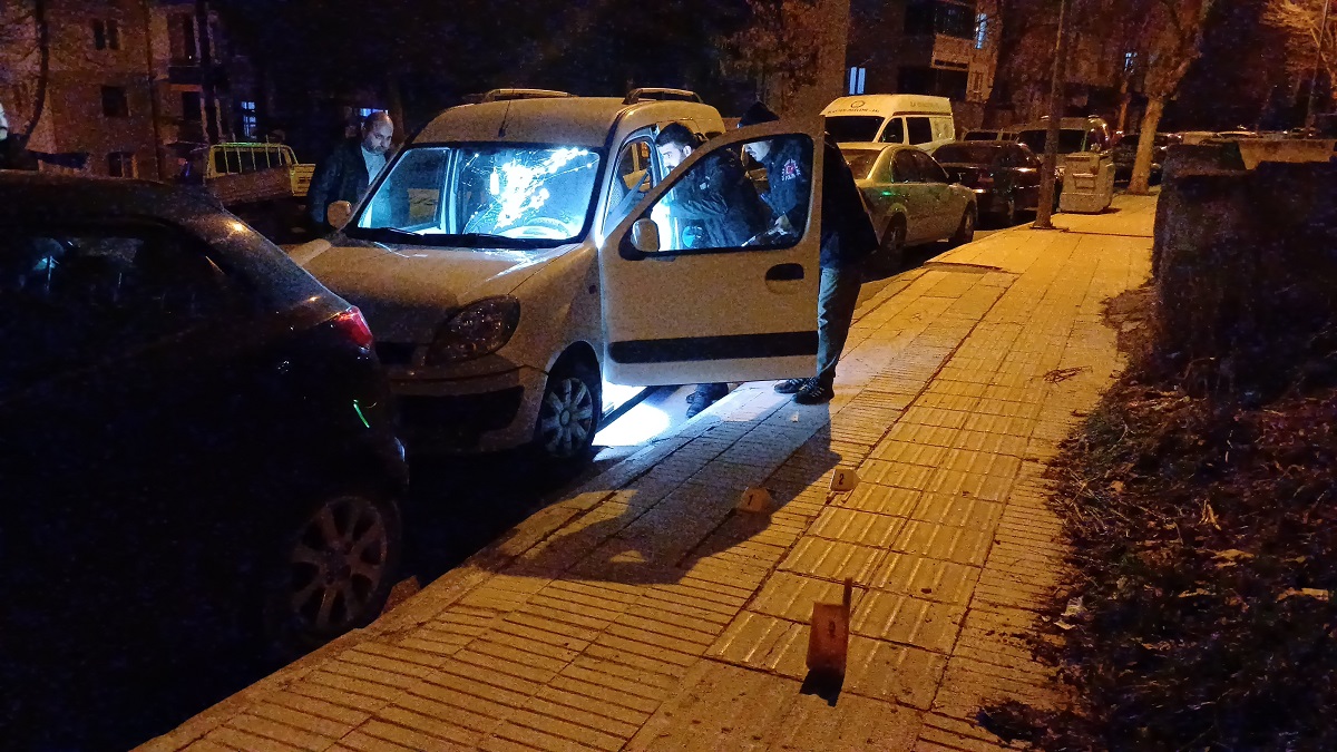 araçlar, kimliği belirsiz kişi ya da kişiler tarafından kurşunlandı