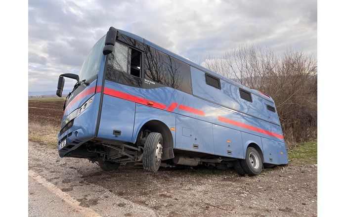 Araçta bulunanlar kazayı yara almadan atlattı (1)